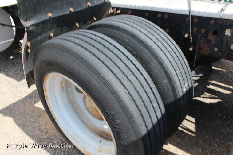 image for item DB0029 2005 Mack CHN613 semi truck