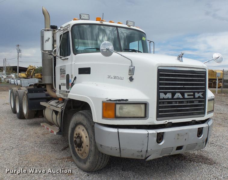 image for item DB0030 1999 Mack CL613 semi truck