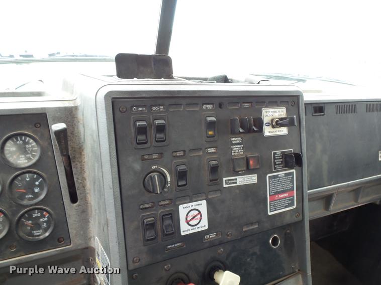 image for item DB0030 1999 Mack CL613 semi truck