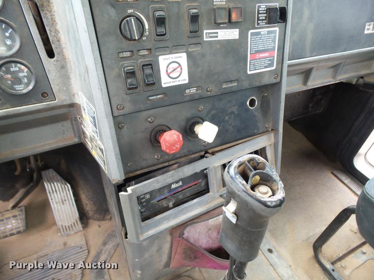 image for item DB0030 1999 Mack CL613 semi truck