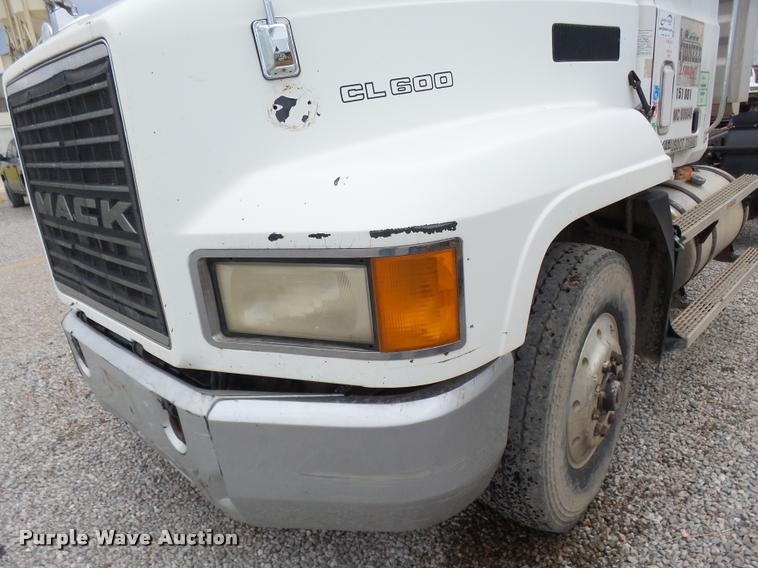 image for item DB0030 1999 Mack CL613 semi truck