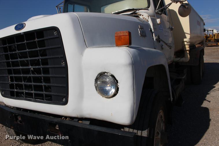 image for item DB0036 1981 Ford 8000 tank truck
