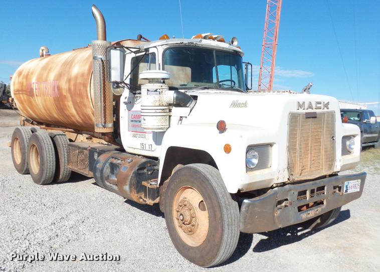 image for item DB0037 1989 Mack R688ST tank truck