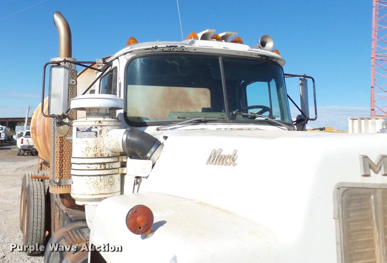 image for item DB0037 1989 Mack R688ST tank truck