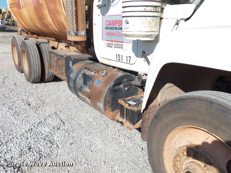 image for item DB0037 1989 Mack R688ST tank truck