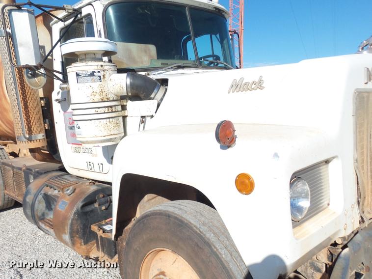 image for item DB0037 1989 Mack R688ST tank truck