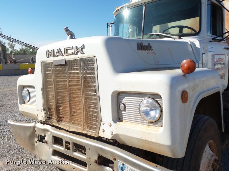 image for item DB0037 1989 Mack R688ST tank truck