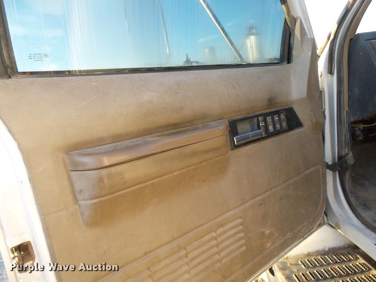 image for item DB0070 2002 Chevrolet C6500 service truck with crane