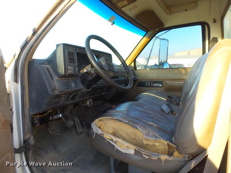 image for item DB0070 2002 Chevrolet C6500 service truck with crane