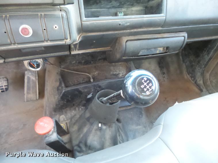 image for item DB0070 2002 Chevrolet C6500 service truck with crane