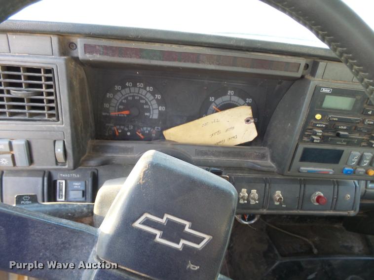 image for item DB0070 2002 Chevrolet C6500 service truck with crane