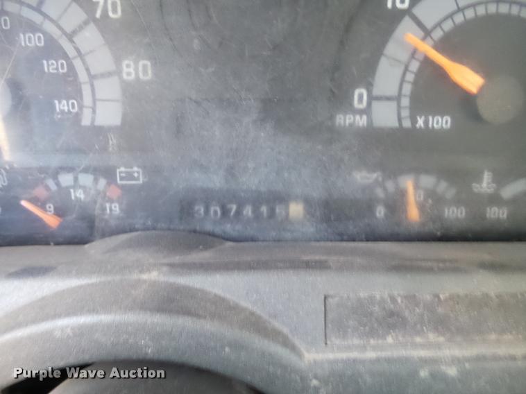 image for item DB0070 2002 Chevrolet C6500 service truck with crane