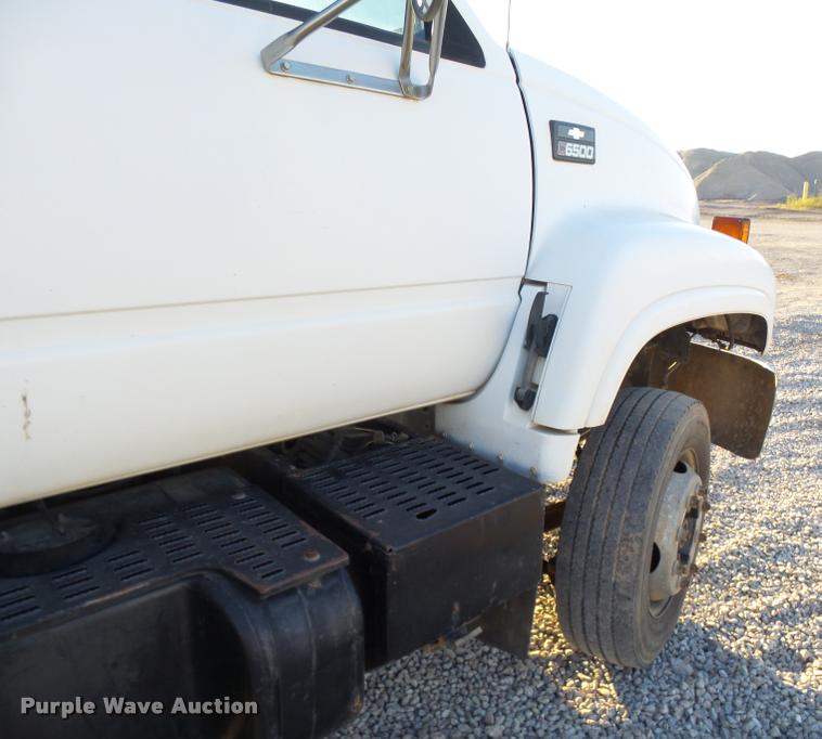 image for item DB0070 2002 Chevrolet C6500 service truck with crane