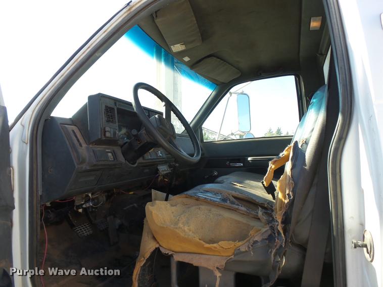 image for item DB0072 2002 Chevrolet C6500 service truck with crane