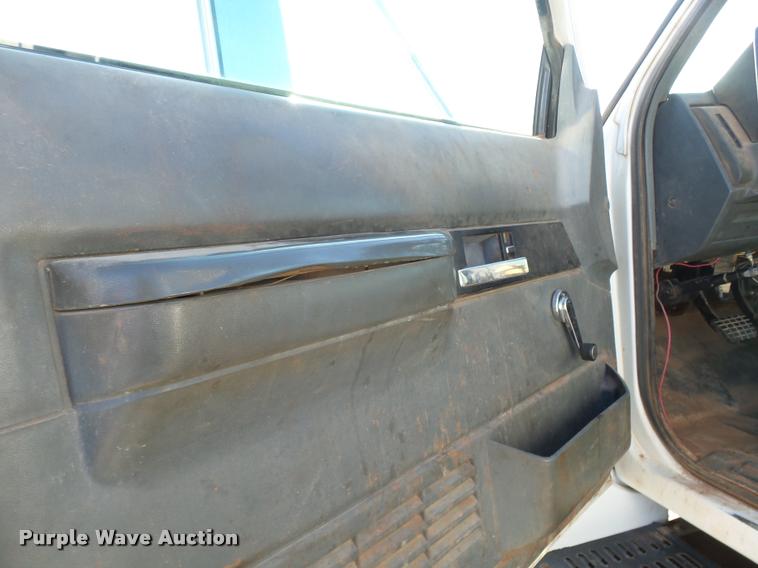 image for item DB0072 2002 Chevrolet C6500 service truck with crane