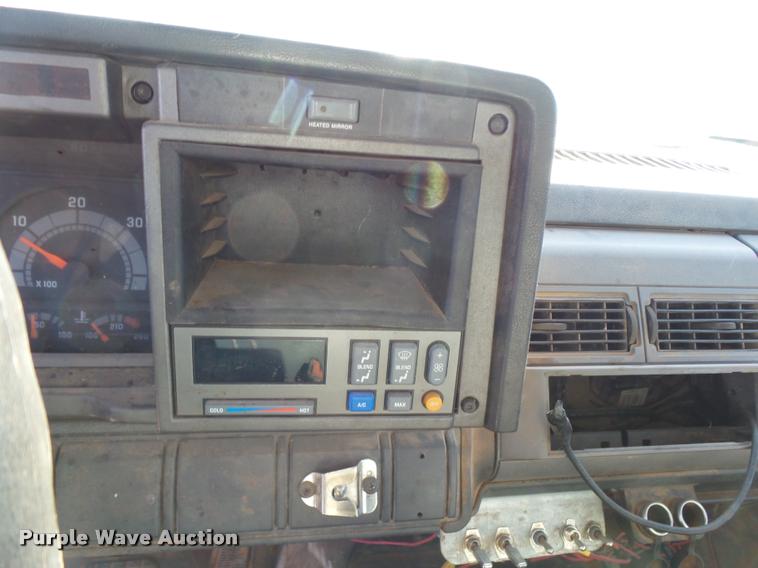 image for item DB0072 2002 Chevrolet C6500 service truck with crane