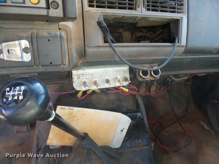 image for item DB0072 2002 Chevrolet C6500 service truck with crane