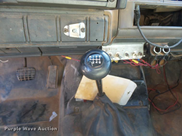 image for item DB0072 2002 Chevrolet C6500 service truck with crane