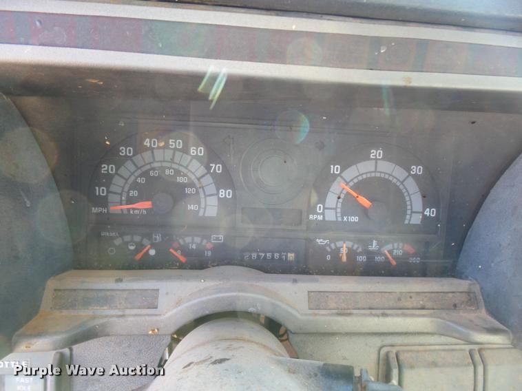 image for item DB0072 2002 Chevrolet C6500 service truck with crane