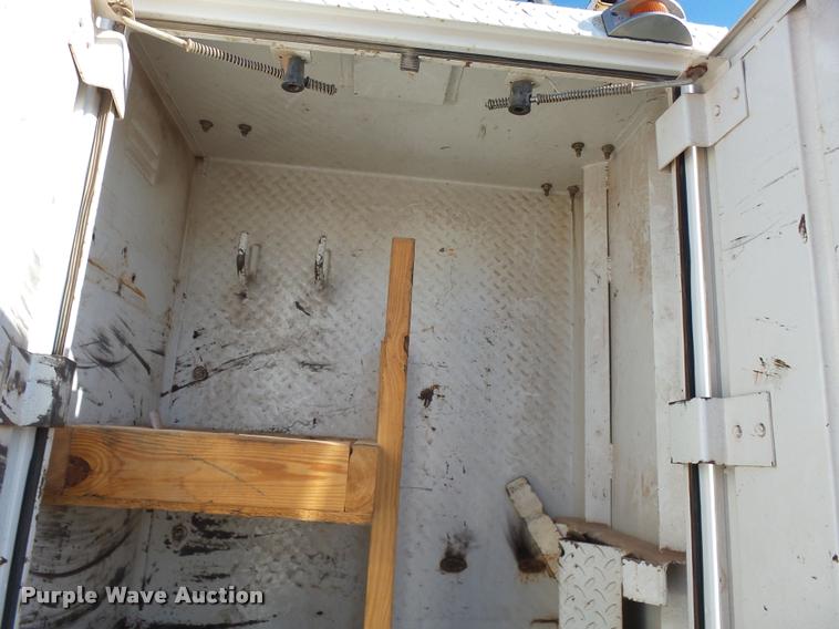 image for item DB0072 2002 Chevrolet C6500 service truck with crane