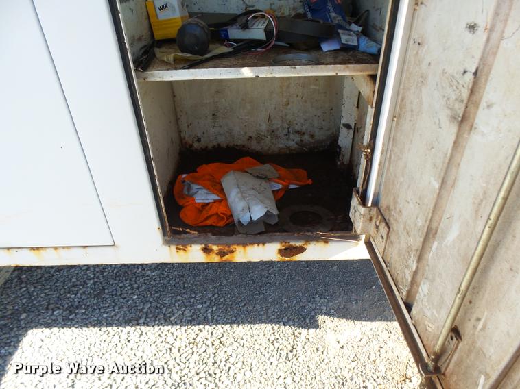 image for item DB0072 2002 Chevrolet C6500 service truck with crane