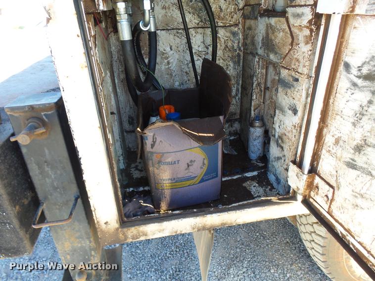 image for item DB0072 2002 Chevrolet C6500 service truck with crane