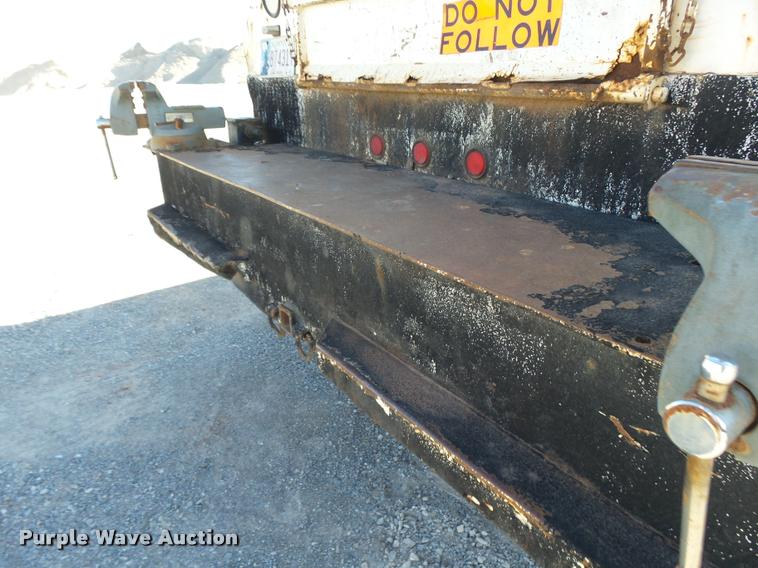 image for item DB0072 2002 Chevrolet C6500 service truck with crane