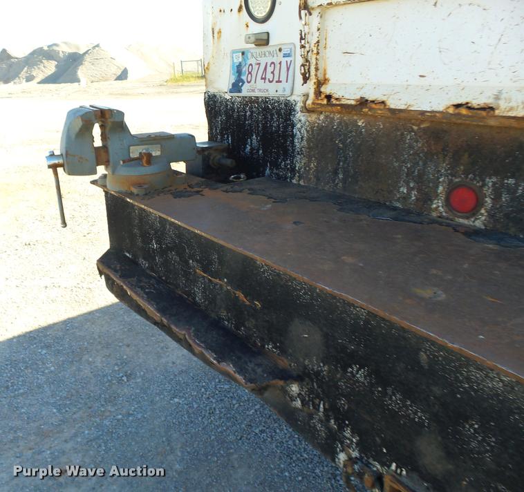 image for item DB0072 2002 Chevrolet C6500 service truck with crane