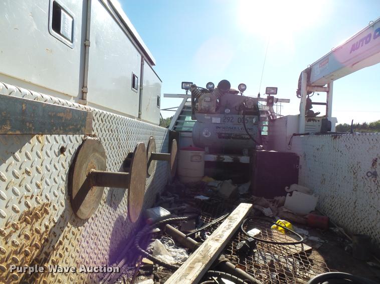 image for item DB0072 2002 Chevrolet C6500 service truck with crane