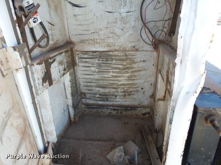 image for item DB0072 2002 Chevrolet C6500 service truck with crane