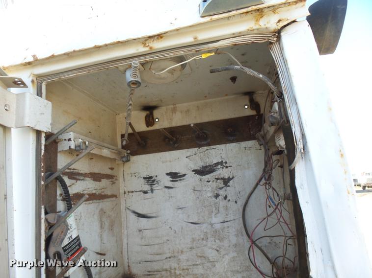 image for item DB0072 2002 Chevrolet C6500 service truck with crane