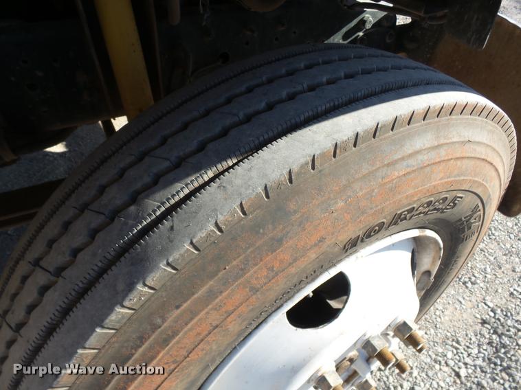 image for item DB0072 2002 Chevrolet C6500 service truck with crane