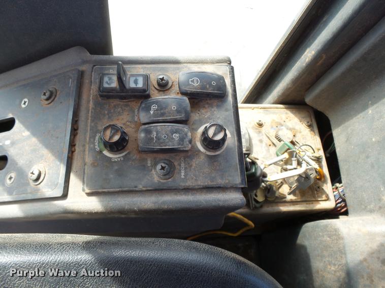 image for item DB0081 2007 John Deere 772D motor grader