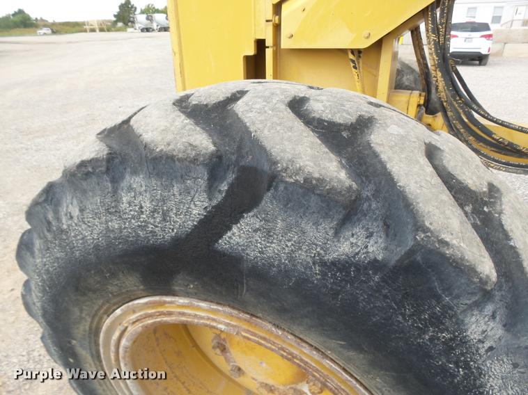 image for item DB0082 2002 Caterpillar 140H VHP motor grader