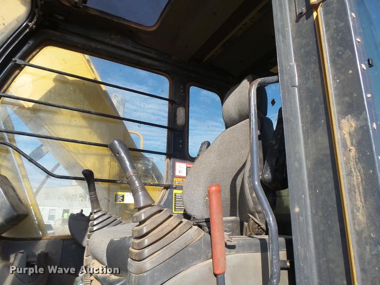 image for item DB0088 2005 John Deere 200C LC excavator