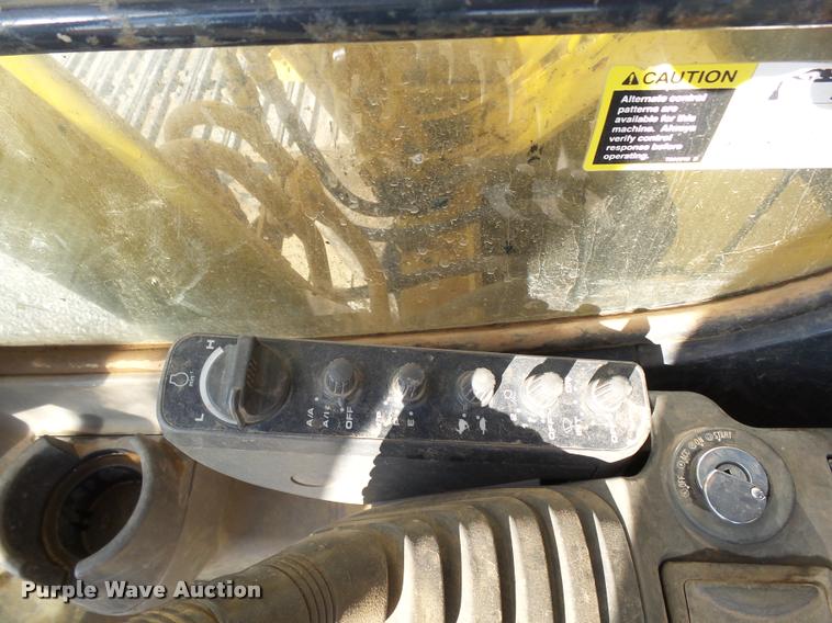 image for item DB0088 2005 John Deere 200C LC excavator