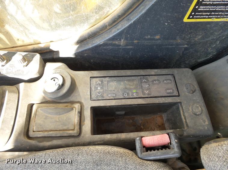 image for item DB0088 2005 John Deere 200C LC excavator