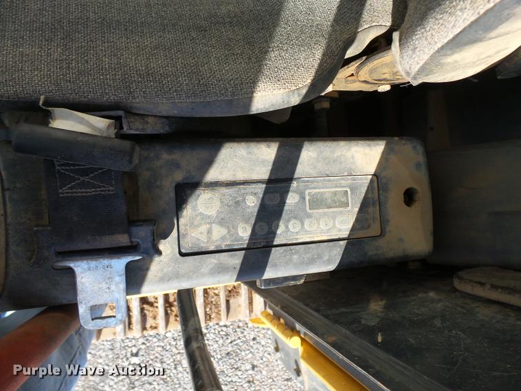 image for item DB0088 2005 John Deere 200C LC excavator