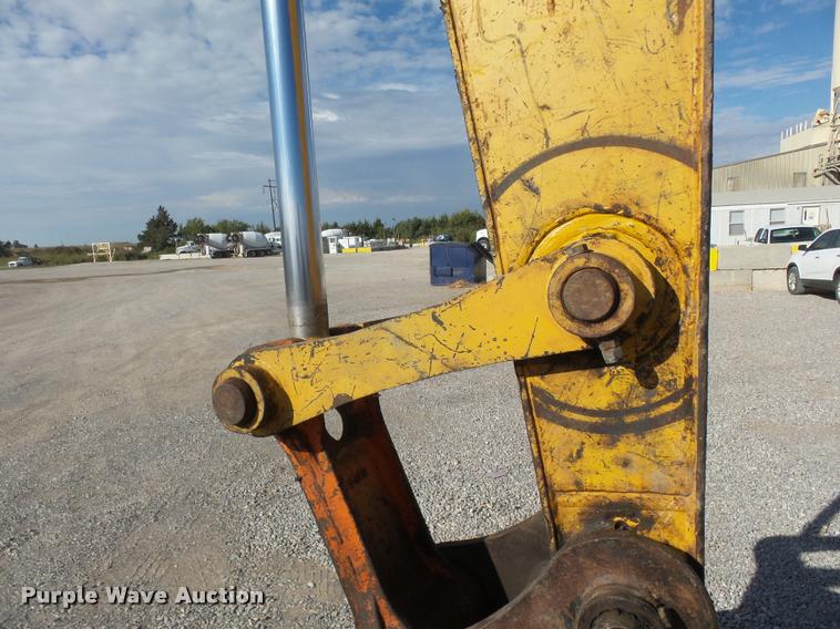 image for item DB0088 2005 John Deere 200C LC excavator