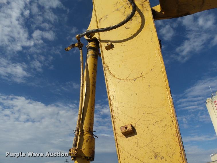 image for item DB0088 2005 John Deere 200C LC excavator