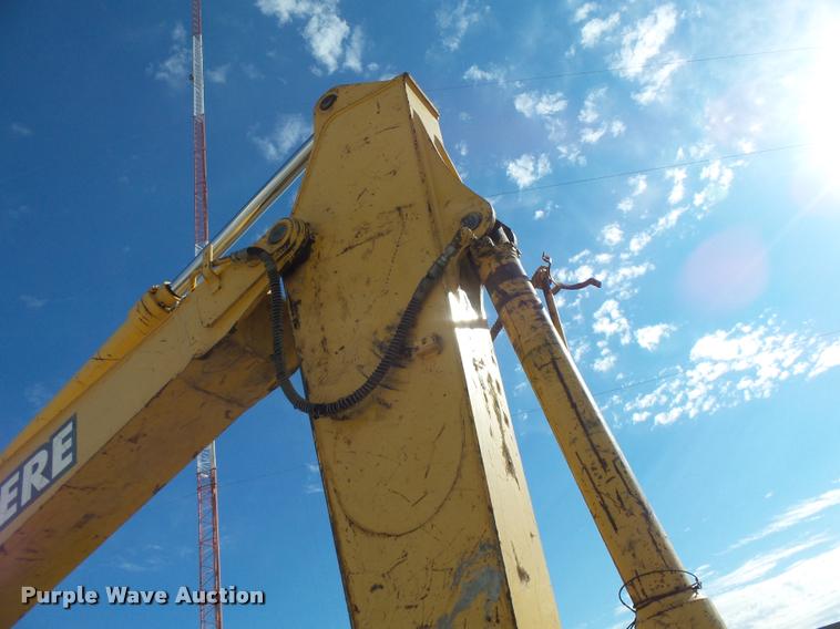 image for item DB0088 2005 John Deere 200C LC excavator