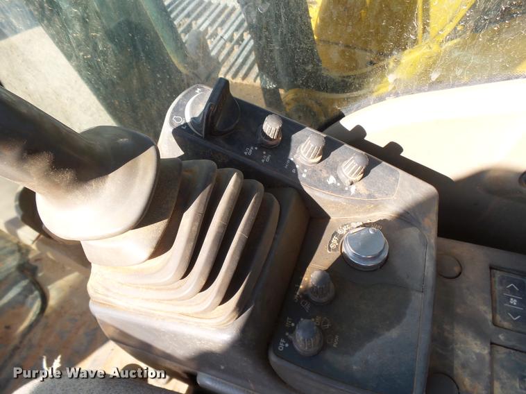 image for item DB0089 2007 John Deere 240D LC excavator