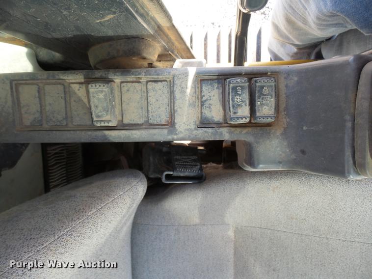 image for item DB0089 2007 John Deere 240D LC excavator