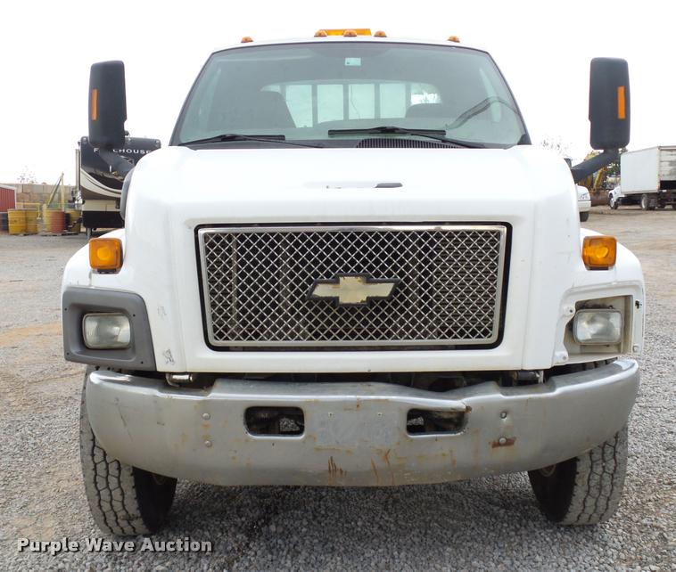 image for item DB0096 2006 Chevrolet C7500 service truck with crane