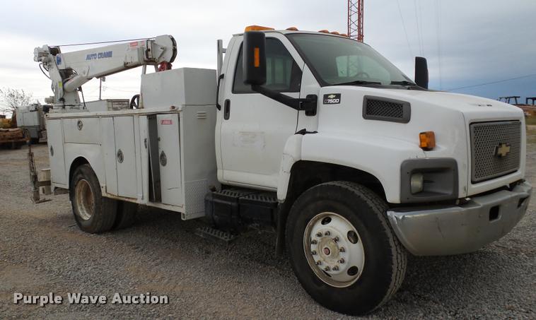 image for item DB0096 2006 Chevrolet C7500 service truck with crane