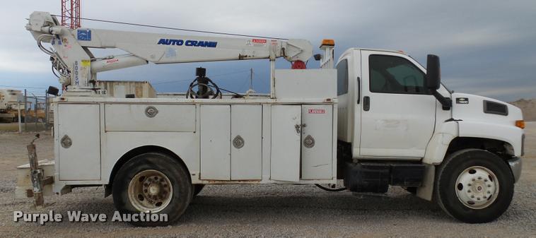 image for item DB0096 2006 Chevrolet C7500 service truck with crane
