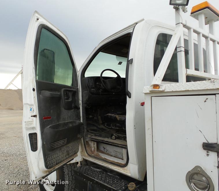 image for item DB0096 2006 Chevrolet C7500 service truck with crane