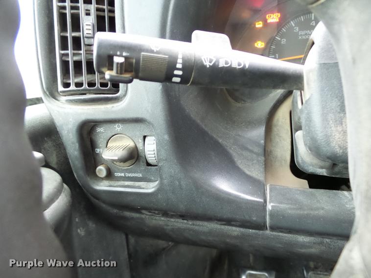 image for item DB0096 2006 Chevrolet C7500 service truck with crane