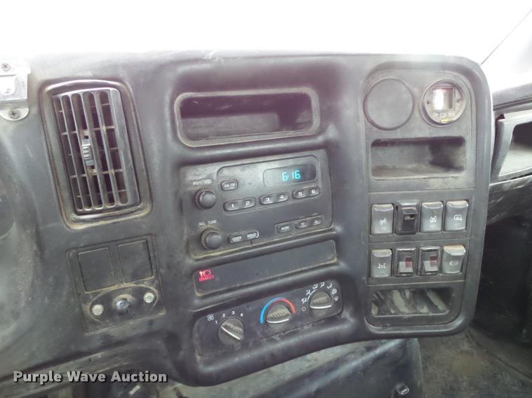 image for item DB0096 2006 Chevrolet C7500 service truck with crane