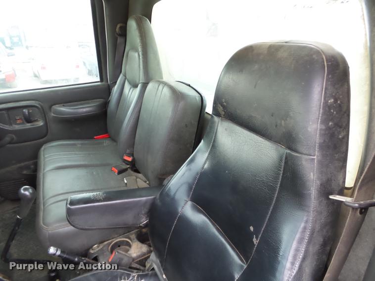 image for item DB0096 2006 Chevrolet C7500 service truck with crane